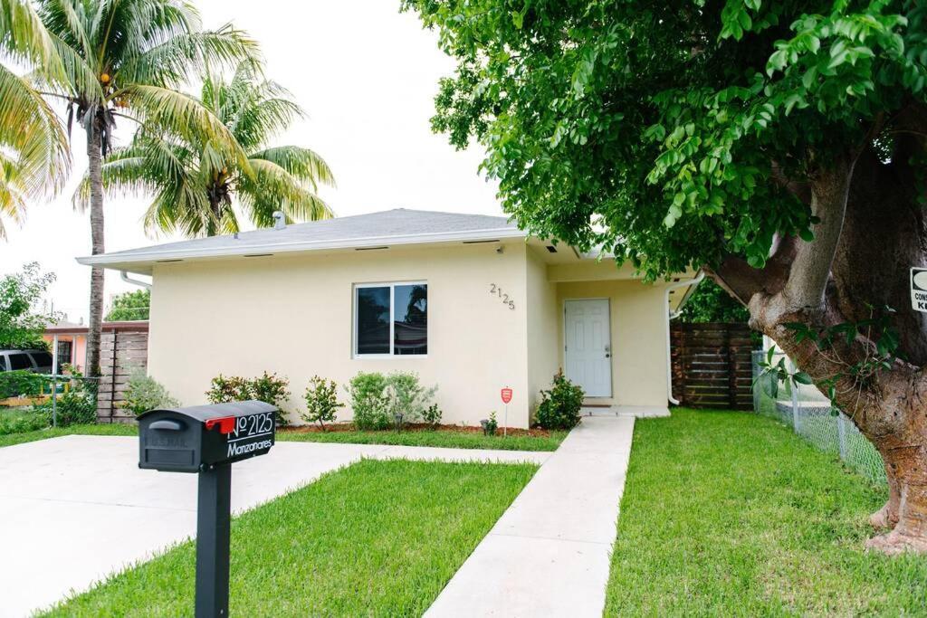 Вилла New House On The Block Near Miami Airport. Экстерьер фото